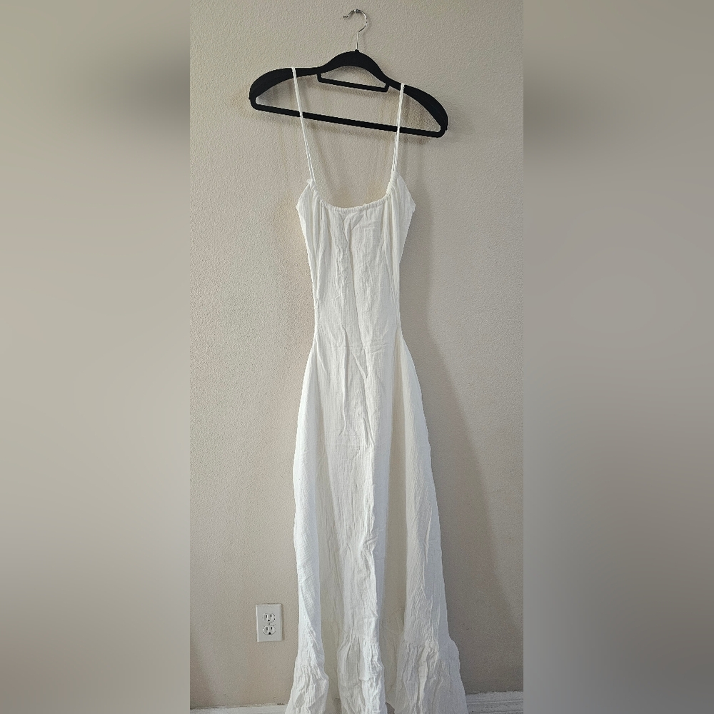 Elegant White Sleeveless Dress